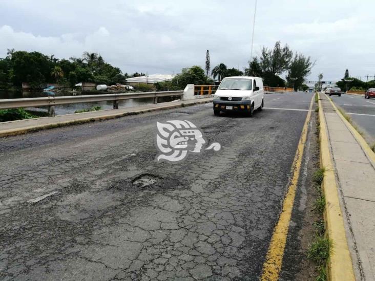 Peligrosos orificios cercanos al puente Calzadas