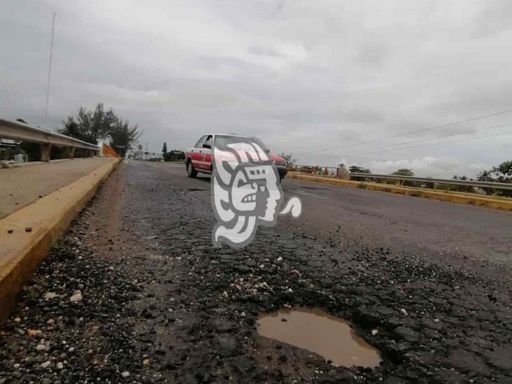 Peligrosos orificios cercanos al puente Calzadas