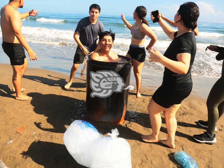 Jóvenes atletas practican la Crioterapia en playa de Coatzacoalcos