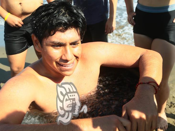 Jóvenes atletas practican la Crioterapia en playa de Coatzacoalcos