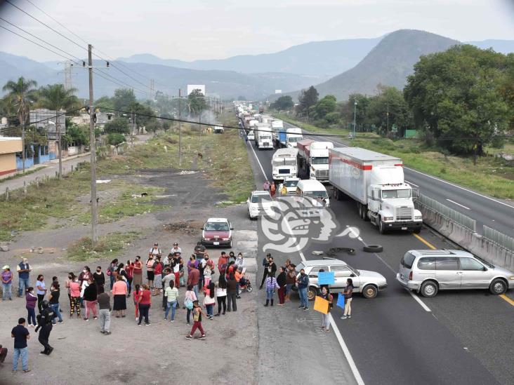 Padres bloquean autopista Puebla-Orizaba; exigen maestro para primaria de Nogales