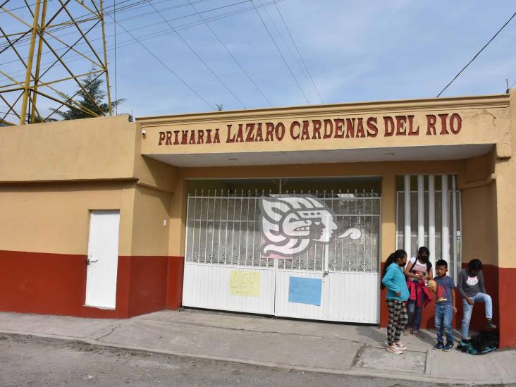 Padres bloquean autopista Puebla-Orizaba; exigen maestro para primaria de Nogales