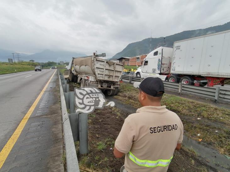 Tráiler pierde el control y derriba señalética en la autopista Córdoba-Orizaba
