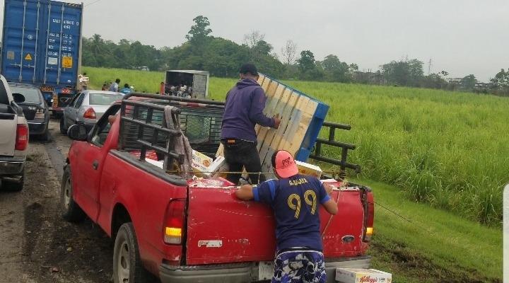 Vuelca tráiler en la carretera Coatza-Cárdenas; rapiñan cajas de cereal