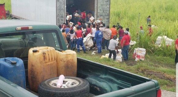 Vuelca tráiler en la carretera Coatza-Cárdenas; rapiñan cajas de cereal
