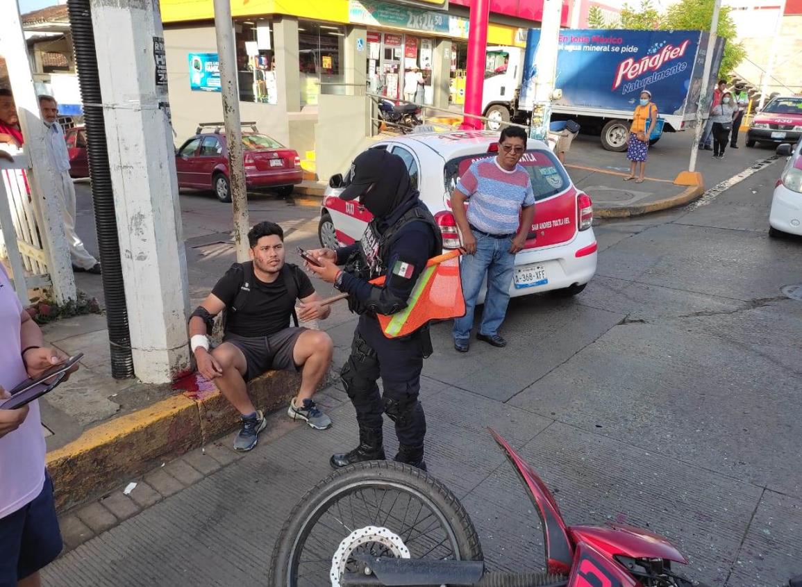 Motociclista se impacta por alcance contra un taxi en San Andrés Tuxtla