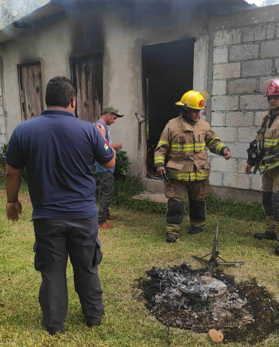 Vivienda es consumida en llamas en San Andrés Tuxtla