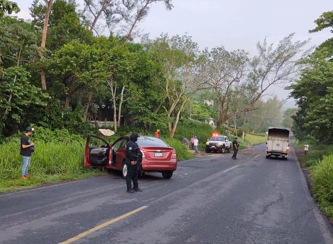 Se impacta automóvil contra pino que cayó sobre la carretera en San Andrés Tuxtla