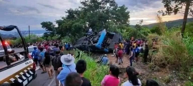 Vuelca autobús en Chiapas; al menos 11 peregrinos de Tabasco muertos y 26 heridos