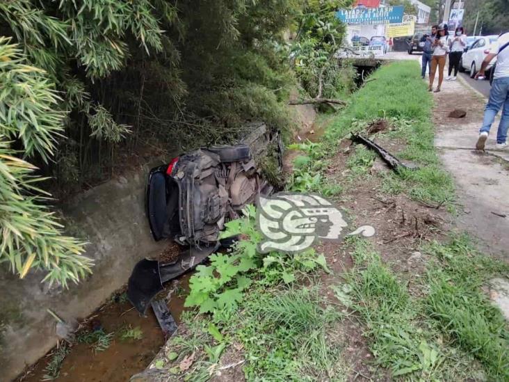 Cayó auto en canal de aguas pluviales en la avenida Rébsamen, de Xalapa
