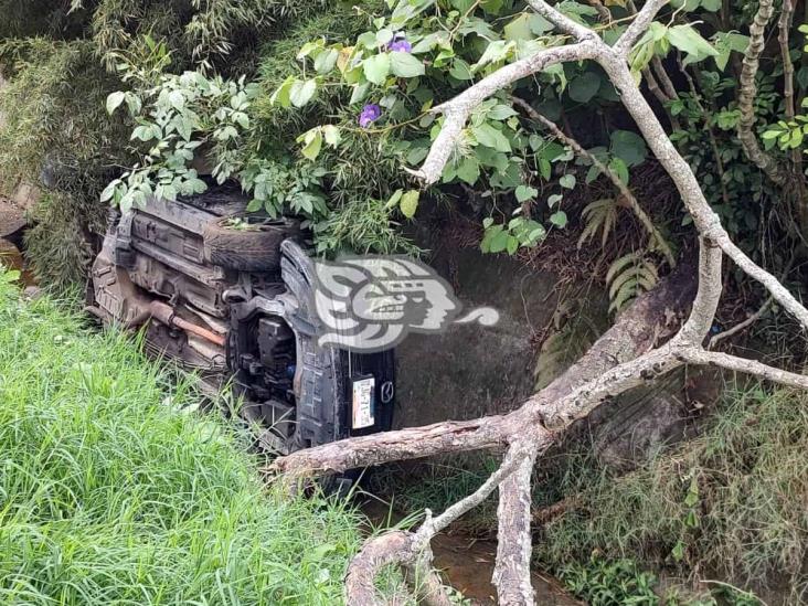 Cayó auto en canal de aguas pluviales en la avenida Rébsamen, de Xalapa