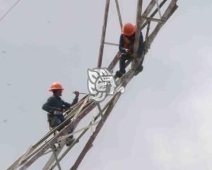 Trabajo de altura;  trabajadores de la CFE para darle mantenimiento a torres