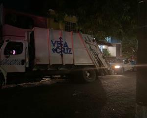 Camión recolector de basura cae en socavón en Veracruz