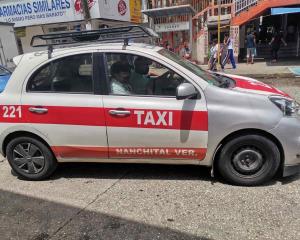 Sorprende operativo de transporte público a taxistas de Nanchital