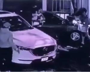 (+Vídeo) Mujer rescata a su hija antes de que le roben su auto en Naucalpan