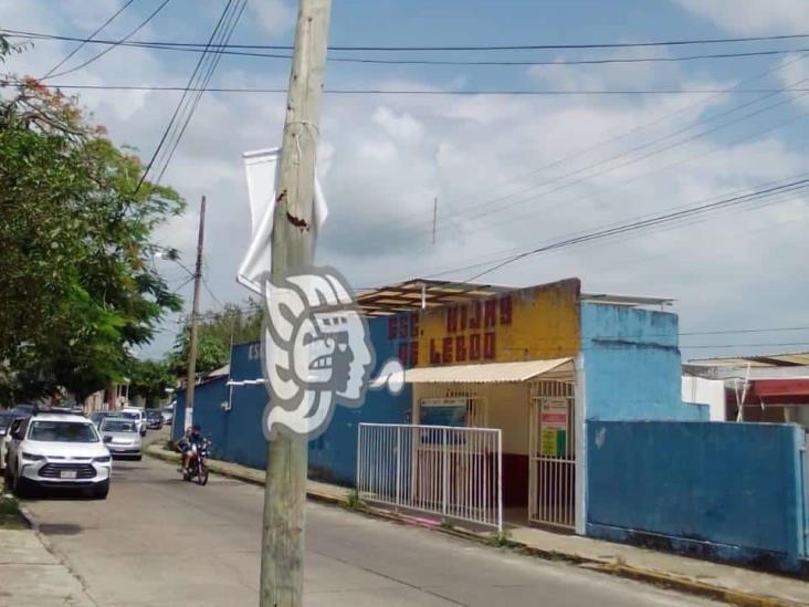 Aparente poste de Telmex, a punto de caer en calles de Minatitlán
