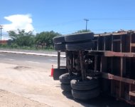 Vuelca tráiler en la Veracruz - Cardel; chofer salió ileso (+video)