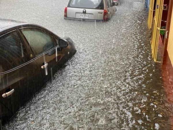 Afectaciones en vehículos y viviendas en Xalapa tras intensa lluvia