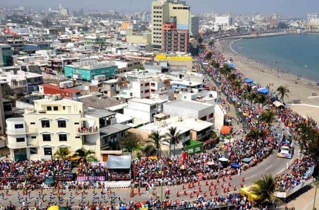 Denuncian cobro excesivo en corridas de taxistas en Veracruz por paseos del Carnaval