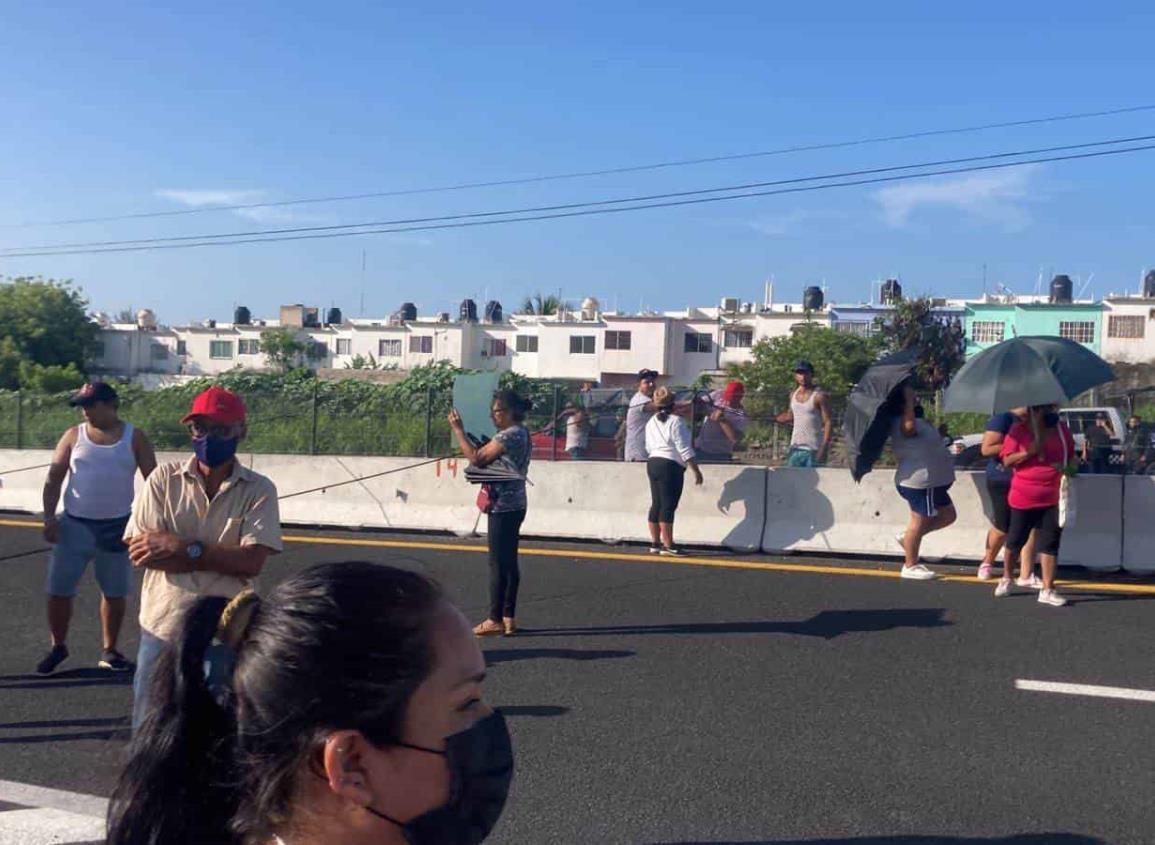 Vecinos de Colinas de Santa Fe bloquean autopista Veracruz-Cardel por falta de agua