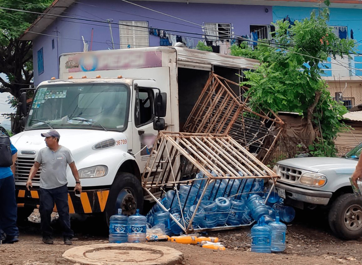 Se impacta camión refresquero contra vivienda en San Andrés Tuxtla