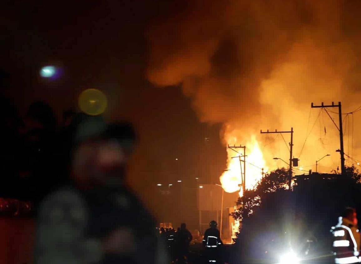 Incendio por explosión en ducto de Pemex en Chacaltianguis sigue activo y controlado