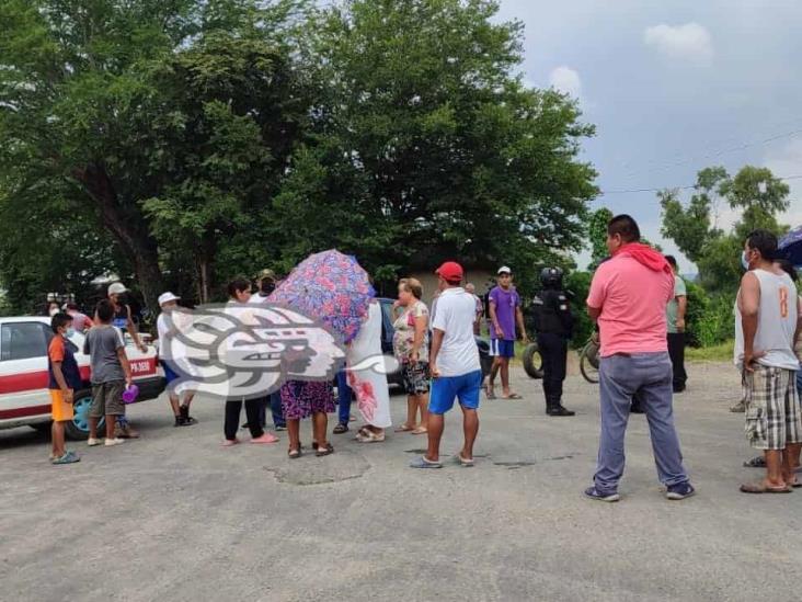 Bloquean carretera México - Tuxpan; exigen atender fuga de hidrocarburo en Tihuatlán