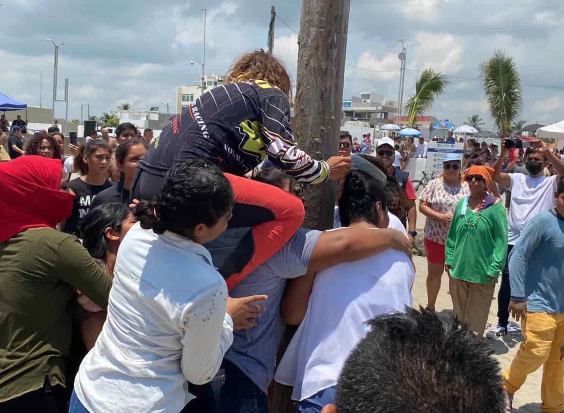 Buena participación en concurso de palo encebado en Boca del Río (+Video)