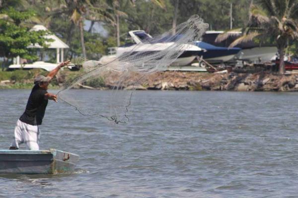 Pescadores participan en concurso de atarrayas por las Fiestas de