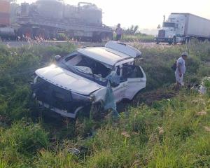 Vuelca camioneta sobre la autopista Cosamaloapan-La Tinaja; hay 6 heridos
