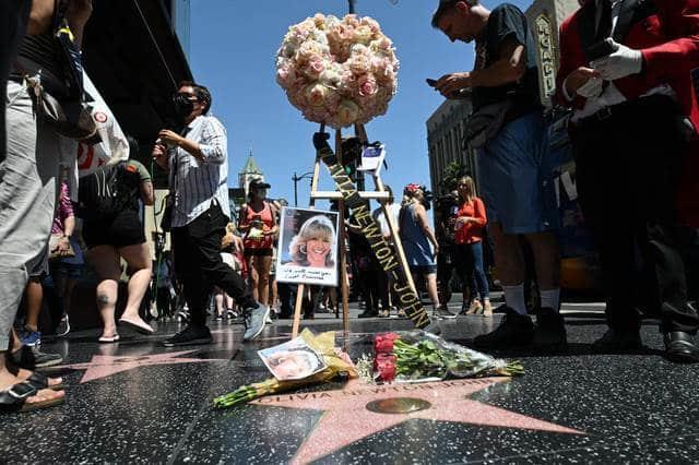 Despiden fans a Olivia Newton-John con homenaje en el Paseo de la Fama en Hollywood