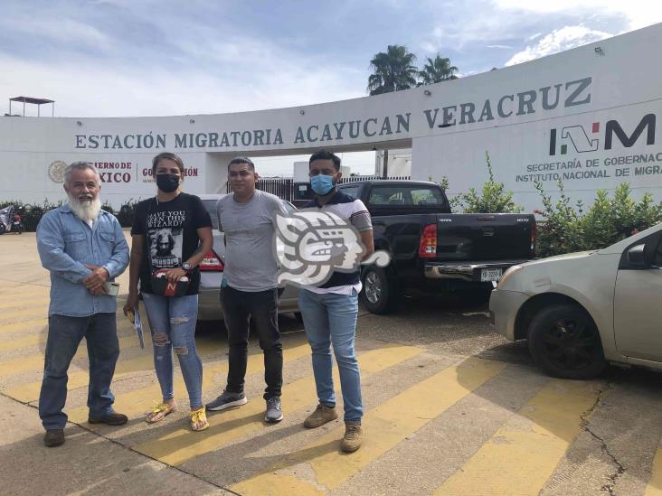 (+Video) Denuncian retención y extorsiones en Estación Migratoria Acayucan