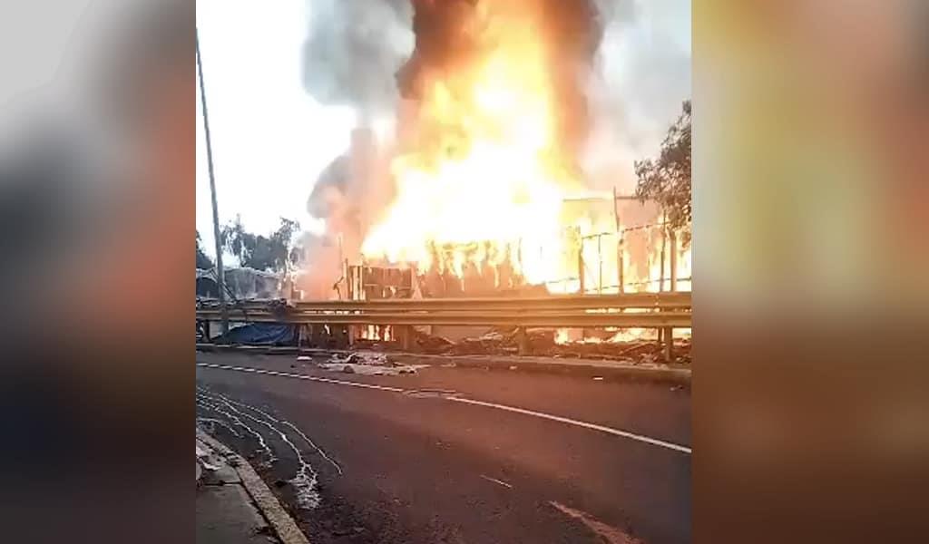 (+Vídeo) Por desalojo a paracaidistas, más de 15 casas se incendiaron en CDMX