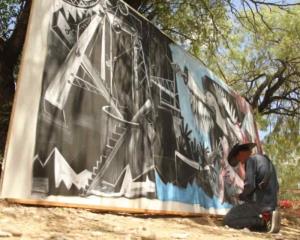 Artista plástico mexicano pinta mural en honor a los 10 mineros atrapados en Coahuila