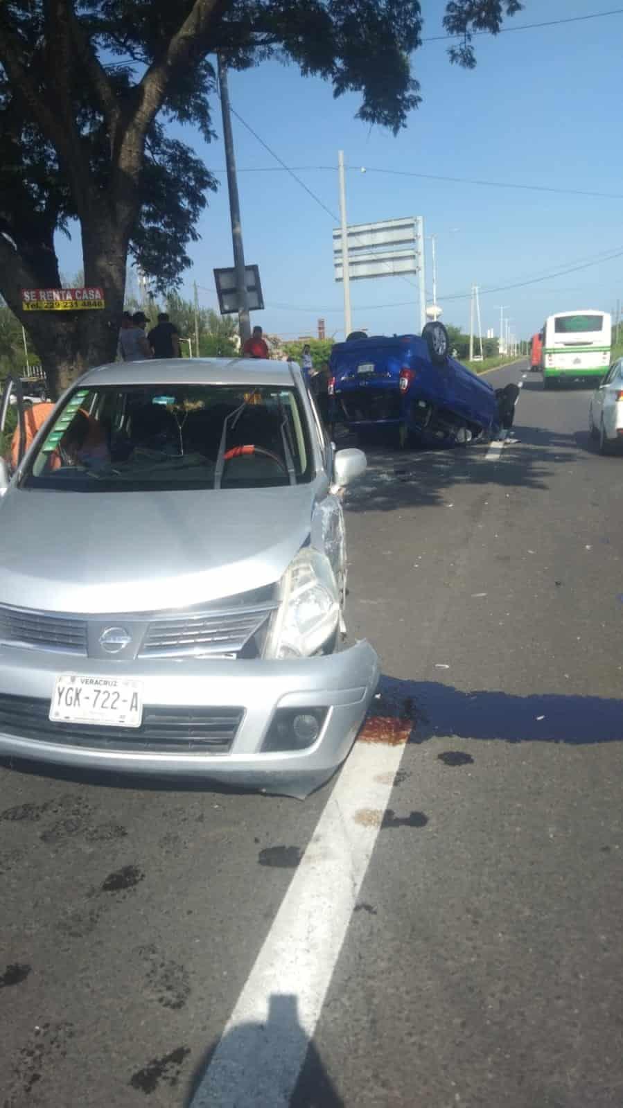 Vuelca automóvil tras chocar con otra unidad en el kilómetro 13.5 en Veracruz