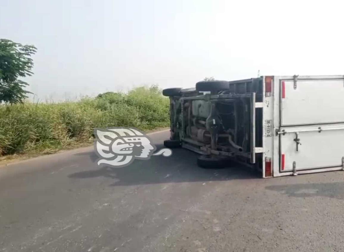 Conductor de camioneta sufre volcadura en carretera Las Matas