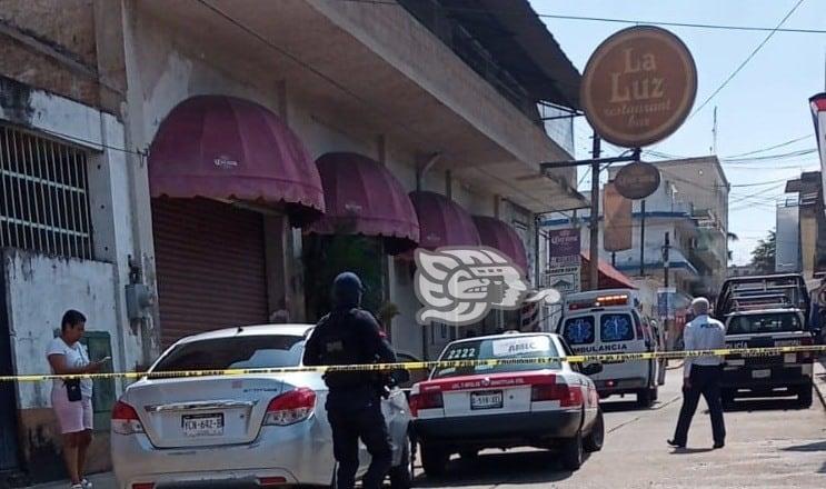 Cierran calle de Minatitlán para atender a hombre y accidente