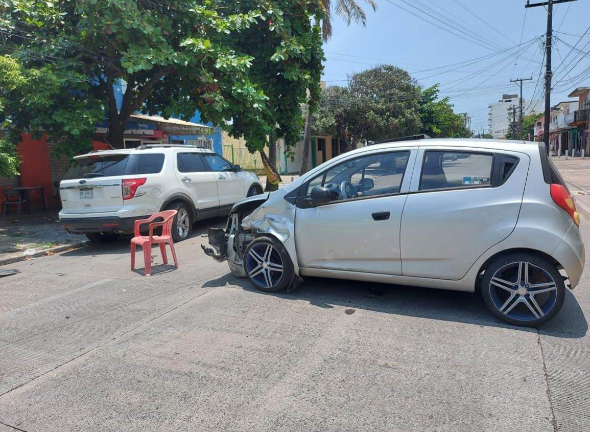 Automovilista se estampa contra camioneta estacionada en colonia de Veracruz