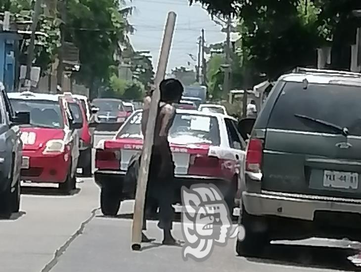Con enorme tubo, ´indigente´ causó daños a vehículos en Minatitlán