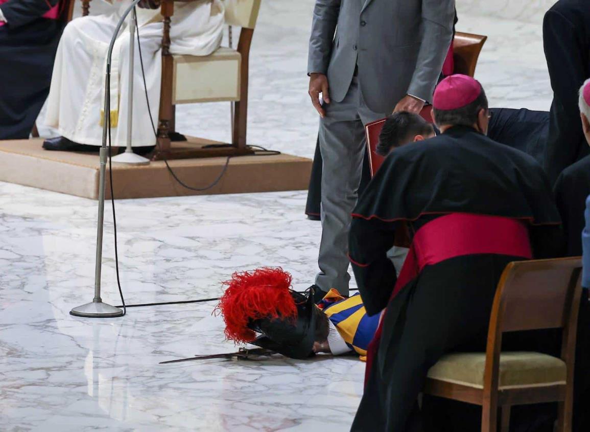 Guardia suizo se desmaya en plena audiencia del Papa (+Video)