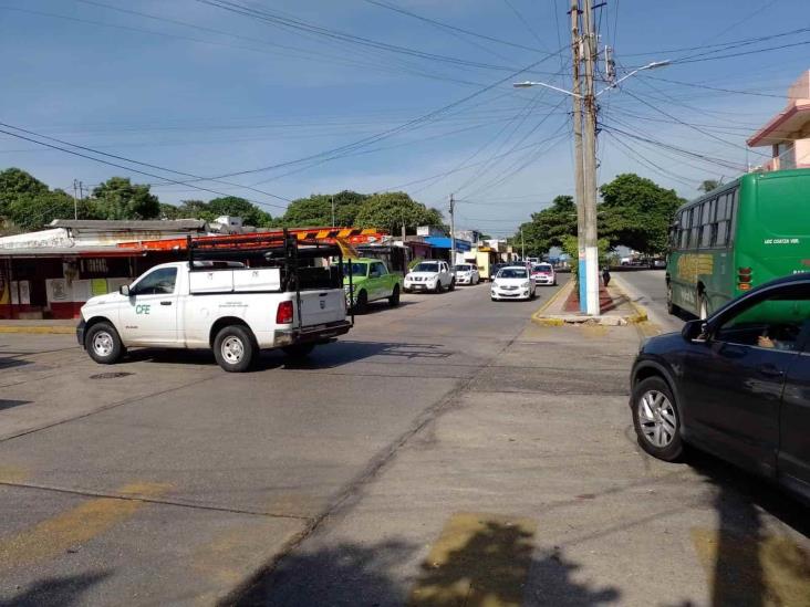 Tráiler reventó cableado y deja sin luz a vecinos de la Benito Juárez Norte