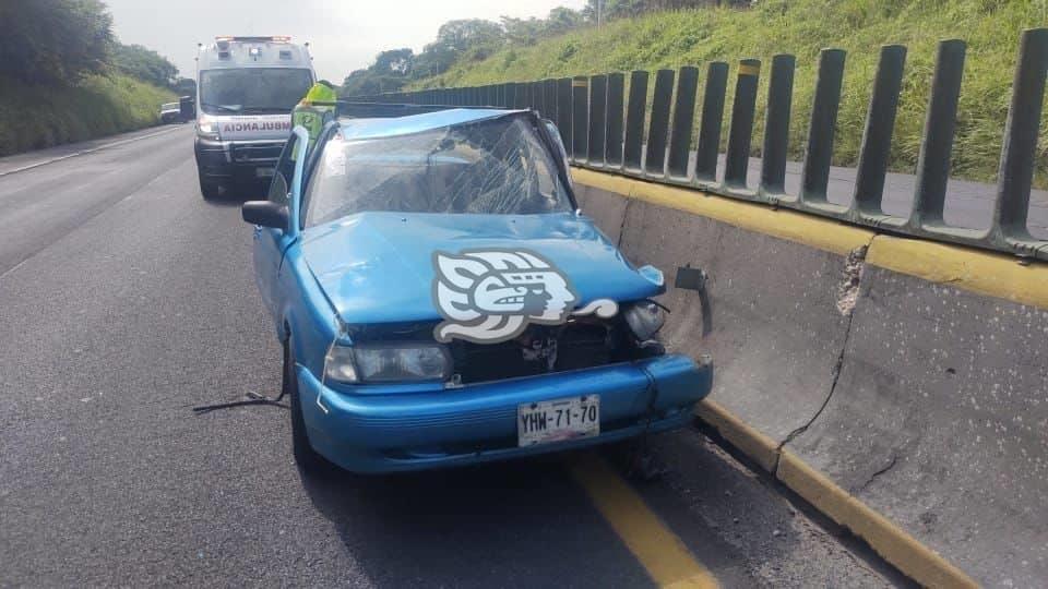 Automovilista sufre falla y colisiona contra muro en autopista de Acayucan