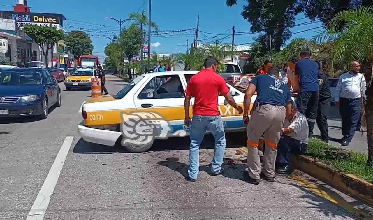 Taxi Choca Contra Palmera En Boulevard Miguel Alemán De Córdoba (+Video)