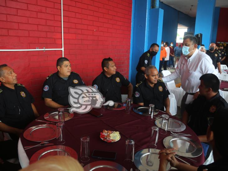 (+Video) Con bono y desayuno, Ayuntamiento celebra a bomberos de Coatzacoalcos