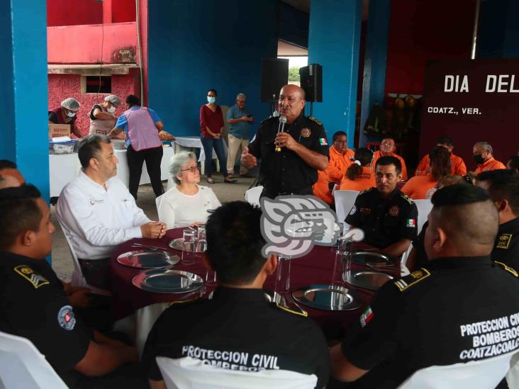 (+Video) Con bono y desayuno, Ayuntamiento celebra a bomberos de Coatzacoalcos