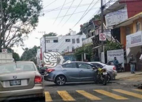 Motociclista Se Impacta Contra Auto En Avenida Rébsamen De Xalapa