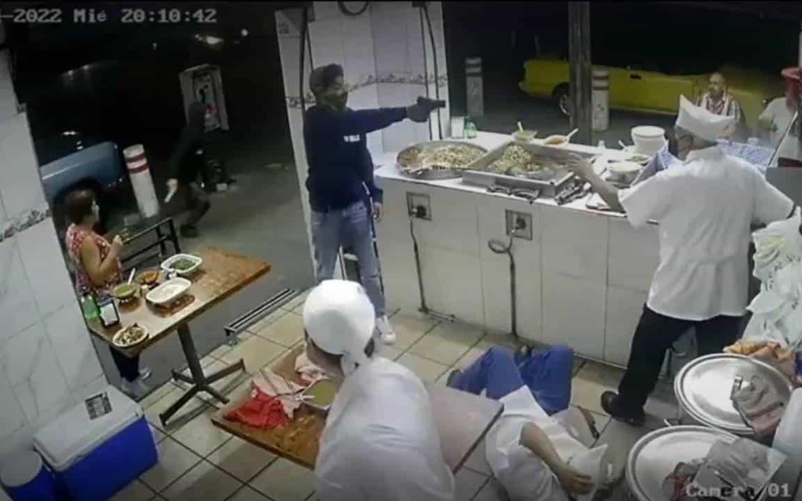 (+Video) Asaltan a clientes y empleados en taquería de Guadalajara