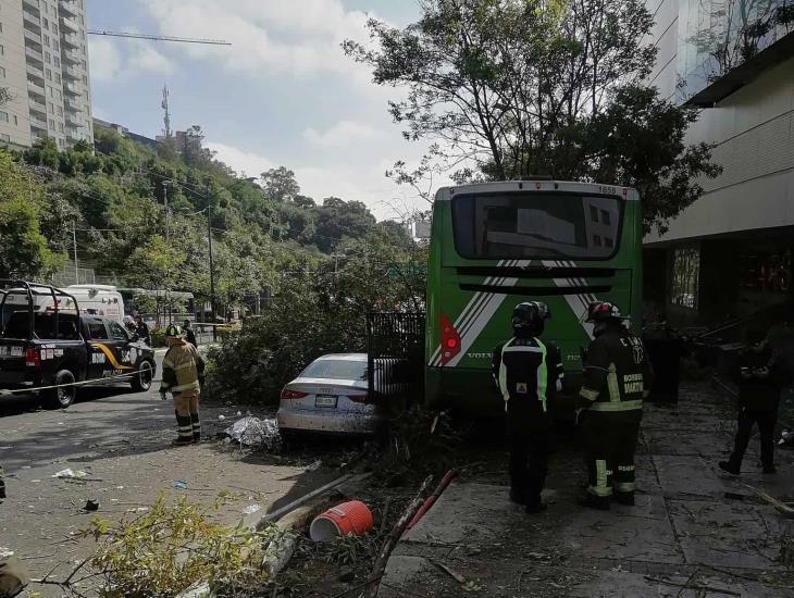 (+Video) Autobús sin frenos causa destrozos en CDMX y mata a vendedor de tamales