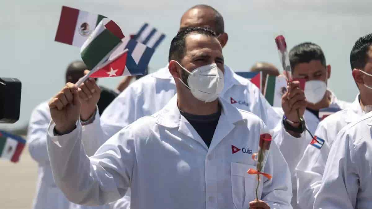 Son 277 médicos cubanos los que trabajan en 7 estados del país: IMSS