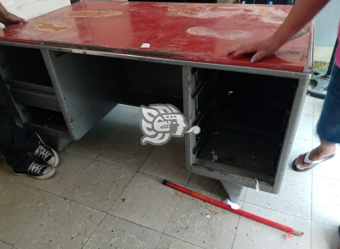 Castiga alcalde de Texis a regidora con escritorio viejo y dañado